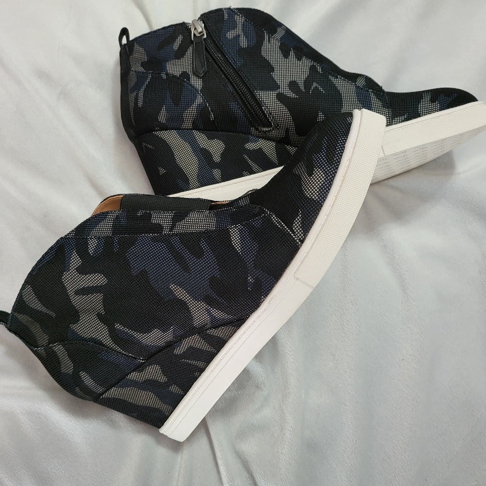 Womans size 11 Paolo zip up wedge